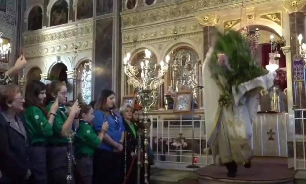 Χίος: Εντυπωσιακές εικόνες από την Πρώτη Ανάσταση – Το σάλτο του «ιπτάμενου ιερέα» από την Ωραία Πύλη (βίντεο)